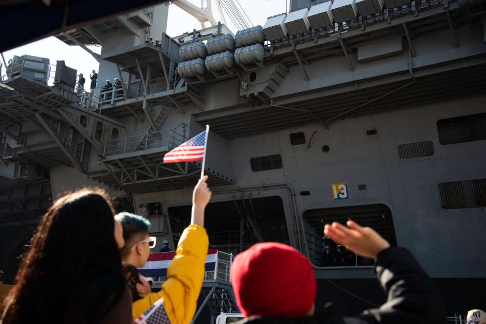 USS George Washington Arrives at CFAY