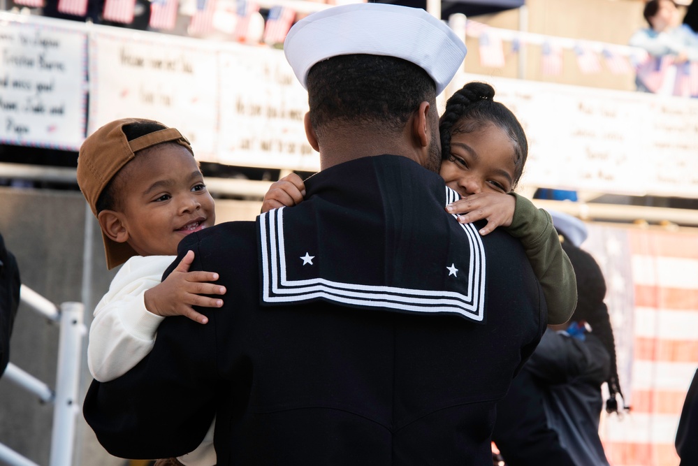 USS George Washington Arrives at CFAY