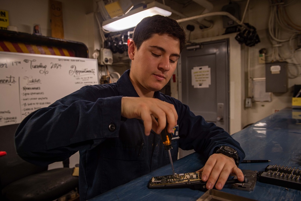 USS Carl Vinson (CVN 70) Electronics Technician