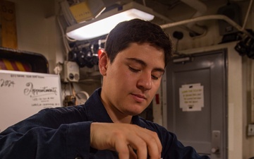 USS Carl Vinson (CVN 70) Electronics Technician