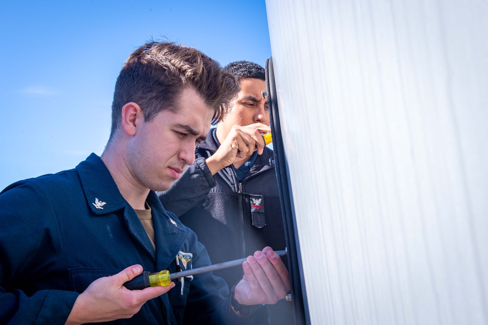 USS Carl Vinson (CVN 70) Electronics Technician