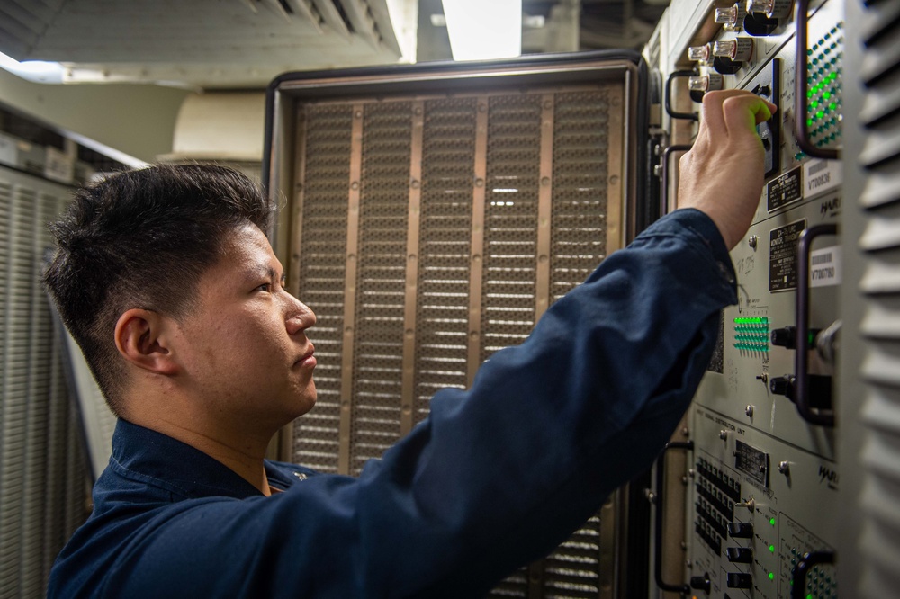 USS Carl Vinson (CVN 70) Electronics Technician