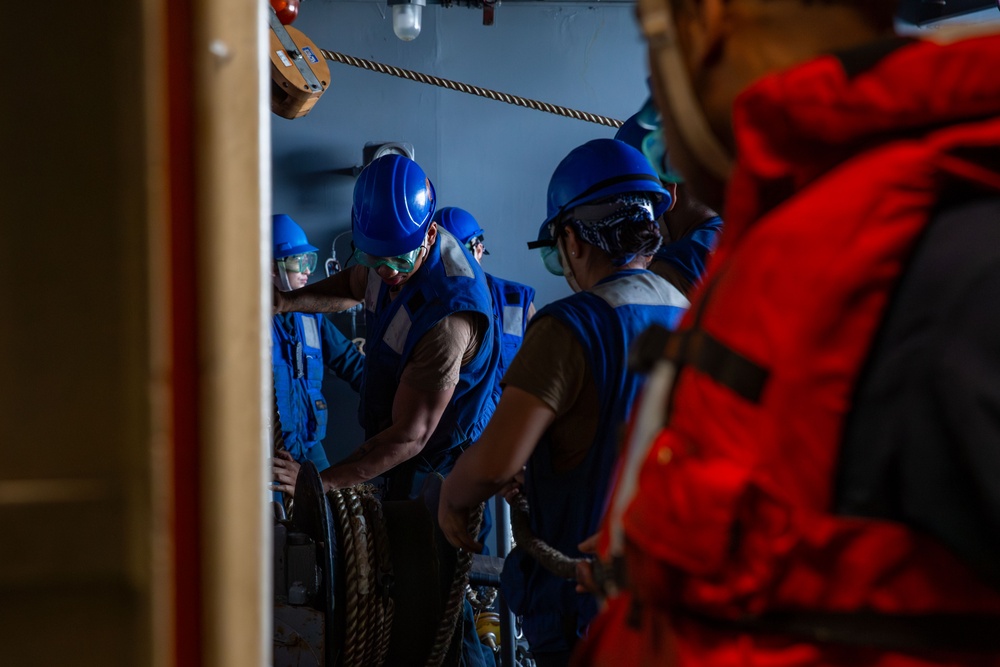 Abraham Lincoln conducts a fueling-at-sea with USS Michael Murphy (DDG 112)