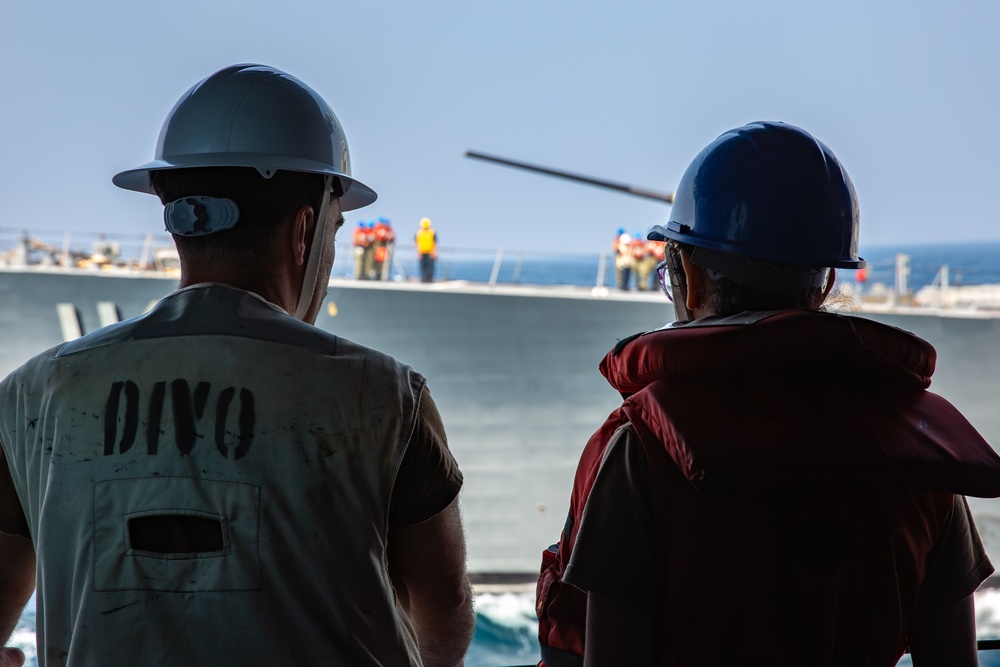 Abraham Lincoln conducts a fueling-at-sea with USS Michael Murphy (DDG 112)