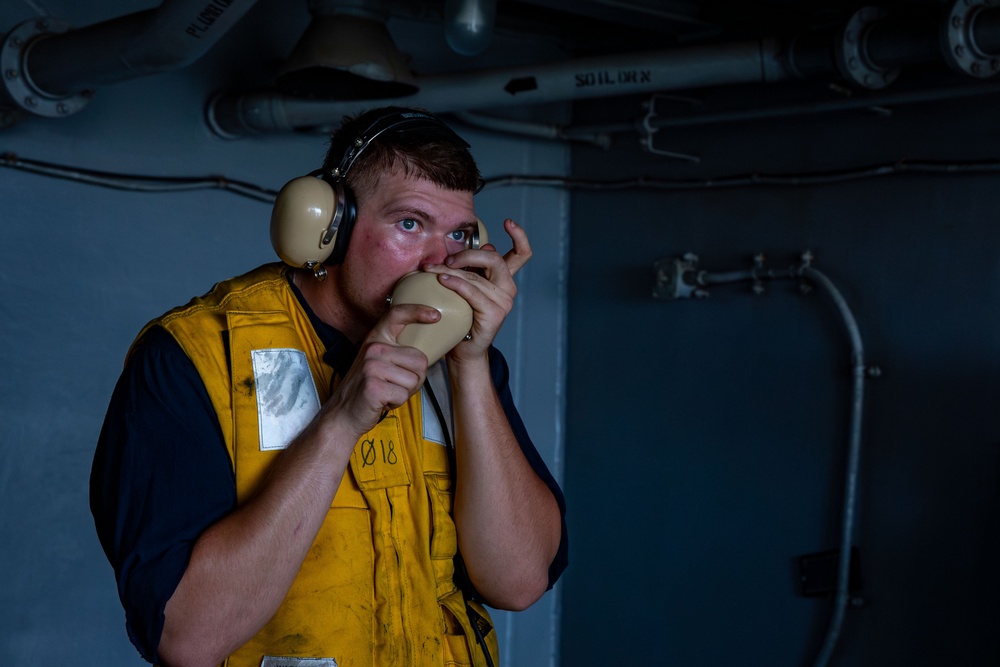 Abraham Lincoln conducts a fueling-at-sea with USS Michael Murphy (DDG 112)