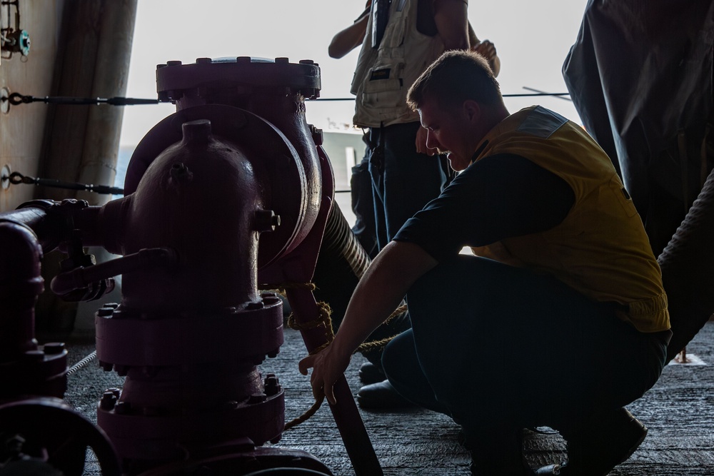 Abraham Lincoln conducts a fueling-at-sea with USS Michael Murphy (DDG 112)