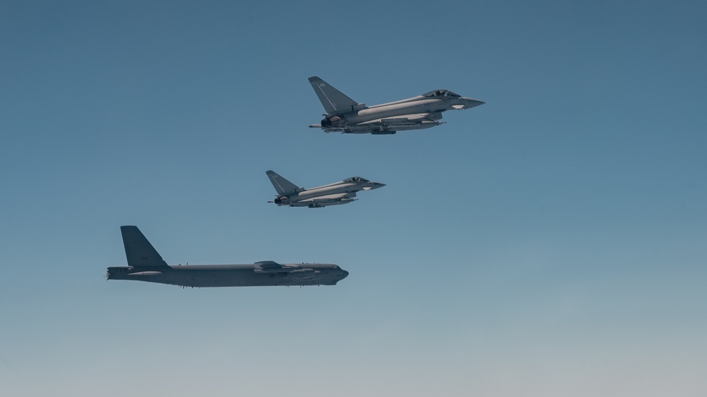 U.S. B-52 Stratofortress flies with allies over CENTCOM