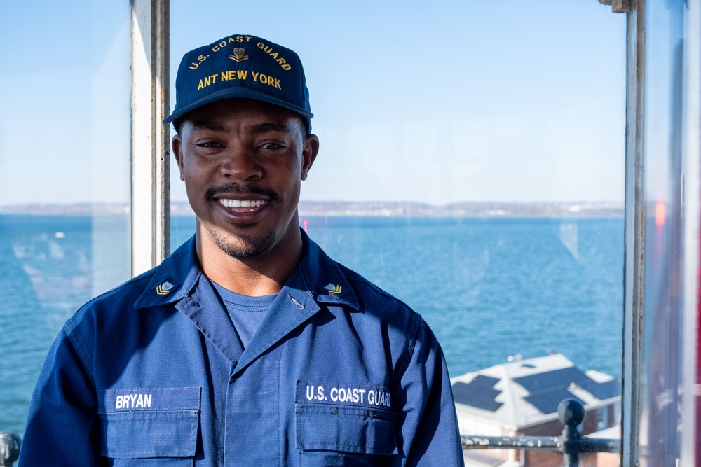 Coast Guard Member Engages with Students on Coney Island Lighthouse History