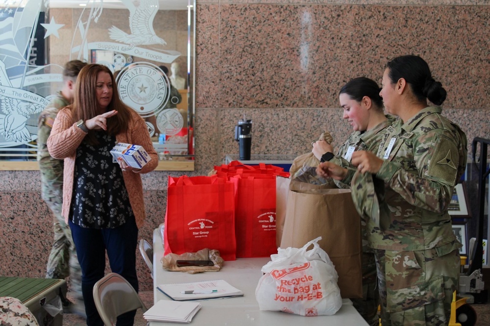 HHBN, IIIAC SFRG Provides Thanksgiving Baskets to Soldiers and their Families