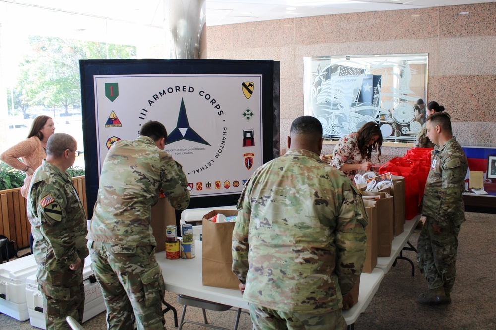 HHBN, IIIAC SFRG Provides Thanksgiving Baskets to Soldiers and their Families