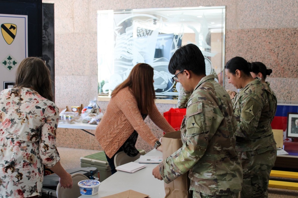 HHBN, IIIAC SFRG Provides Thanksgiving Baskets to Soldiers and their Families