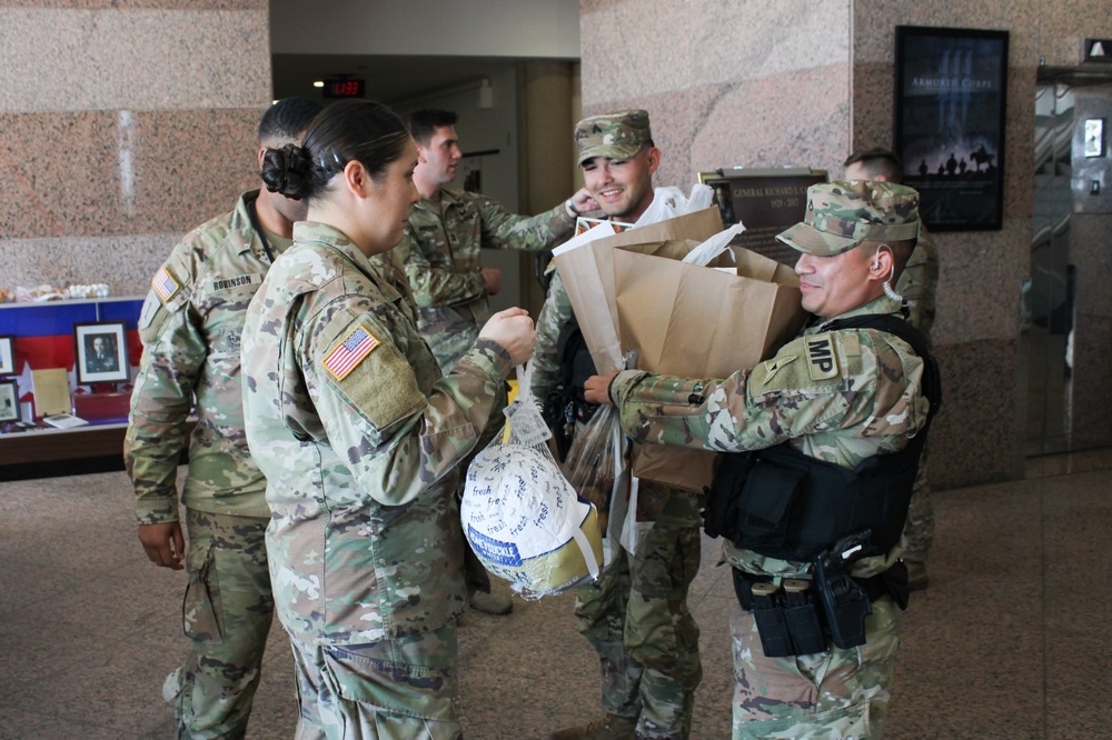 HHBN, IIIAC SFRG Provides Thanksgiving Baskets to Soldiers and their Families