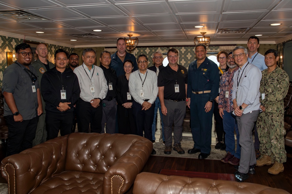 The Honorable Edgard Kagan, U.S. Ambassador to Malaysia, and U.S. Embassy to Malaysia dignitaries visit USS Abraham Lincoln