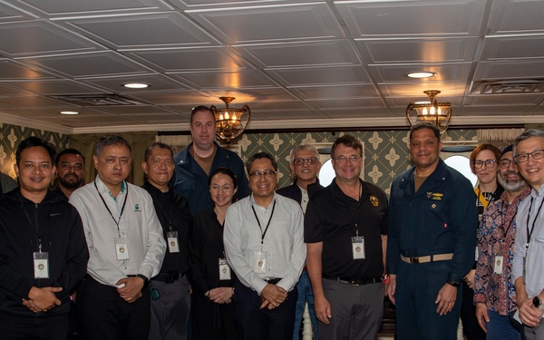 The Honorable Edgard Kagan, U.S. Ambassador to Malaysia, and U.S. Embassy to Malaysia dignitaries visit USS Abraham Lincoln