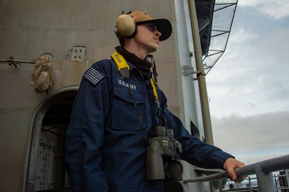 USS Carl Vinson (CVN 70) Boatswain's Mate Stands aft Lookout