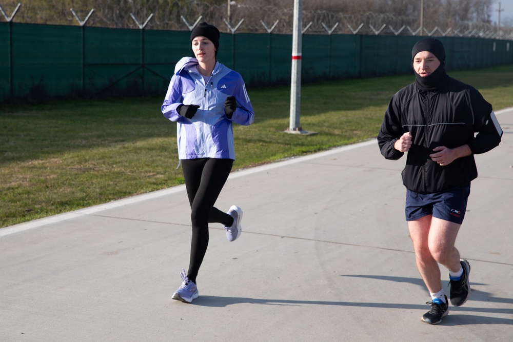 Service Members run their first lap around the route of the Turkey Trot