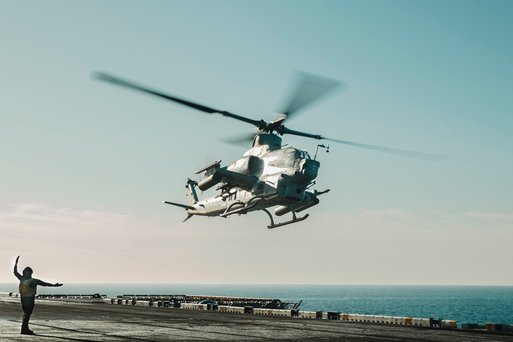 VMM-165 (Rein.) Offloads Marines, Aircraft From USS Boxer