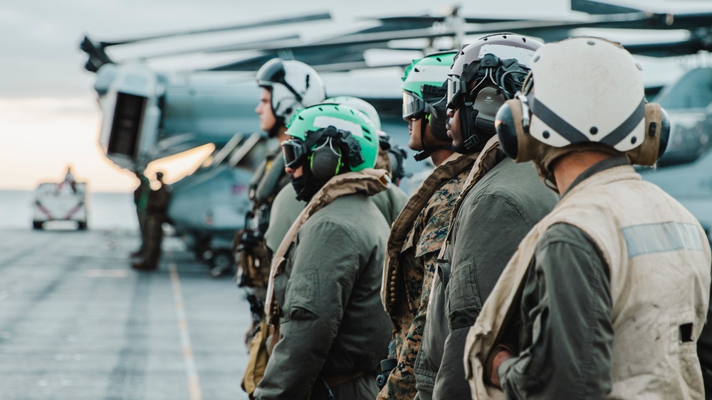 VMM-165 (Rein.) Offloads Marines, Aircraft From USS Boxer