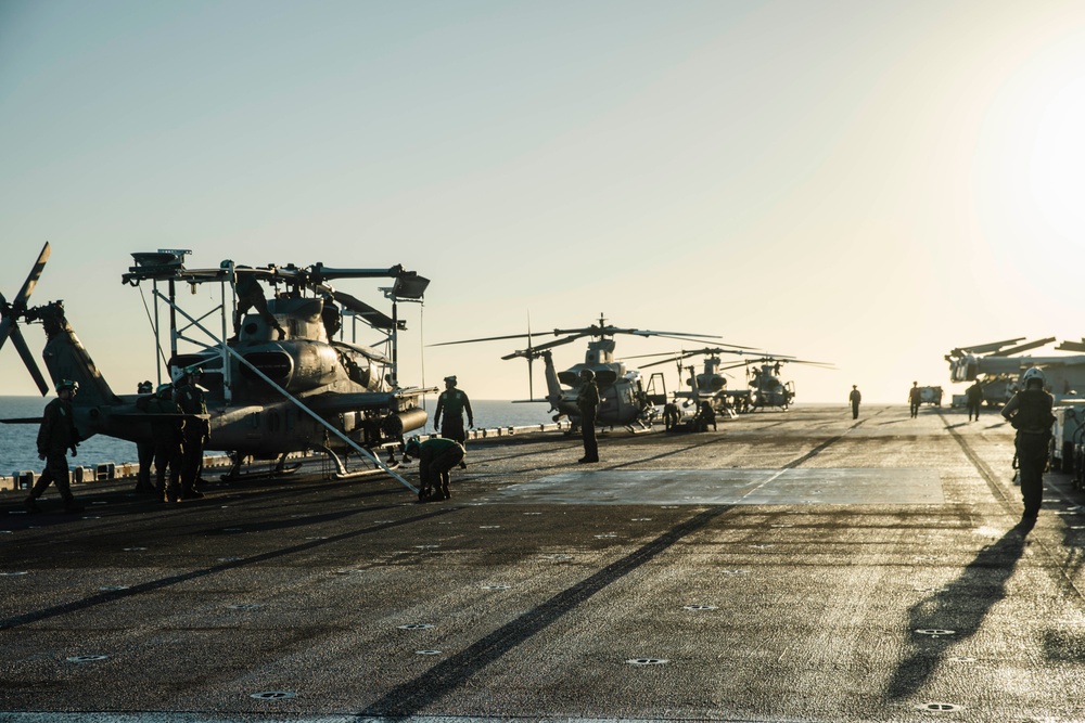 VMM-165 (Rein.) Offloads Marines, Aircraft From USS Boxer