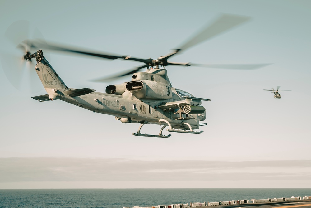 VMM-165 (Rein.) Offloads Marines, Aircraft From USS Boxer