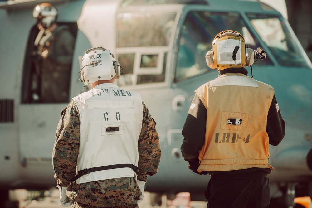 VMM-165 (Rein.) Offloads Marines, Aircraft From USS Boxer