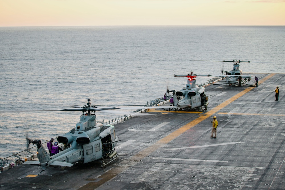 VMM-165 (Rein.) Offloads Marines, Aircraft From USS Boxer