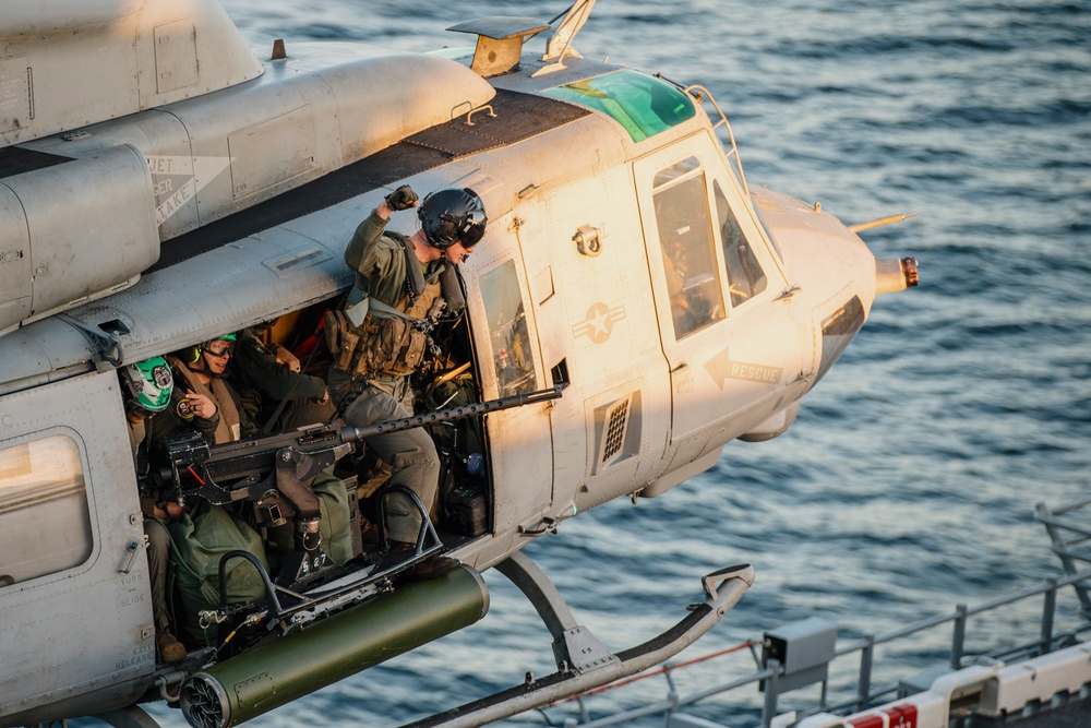 VMM-165 (Rein.) Offloads Marines, Aircraft From USS Boxer