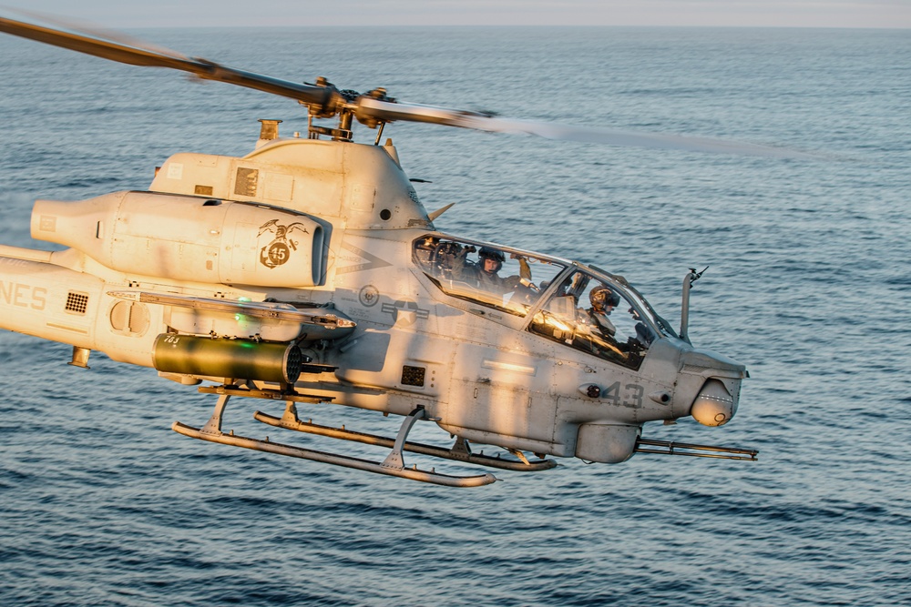 VMM-165 (Rein.) Offloads Marines, Aircraft From USS Boxer