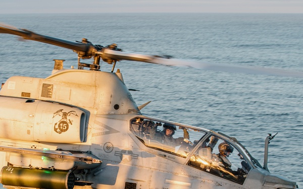 VMM-165 (Rein.) Offloads Marines, Aircraft From USS Boxer