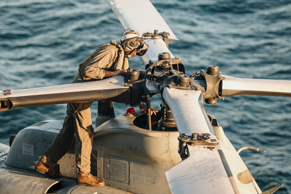 VMM-165 (Rein.) Offloads Marines, Aircraft From USS Boxer