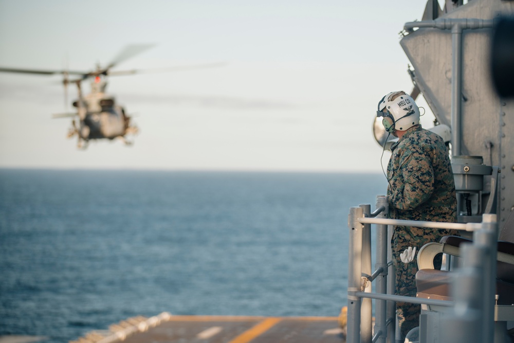 VMM-165 (Rein.) Offloads Marines, Aircraft From USS Boxer