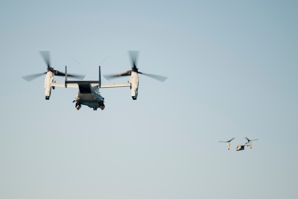 VMM-165 (Rein.) Offloads Marines, Aircraft From USS Boxer