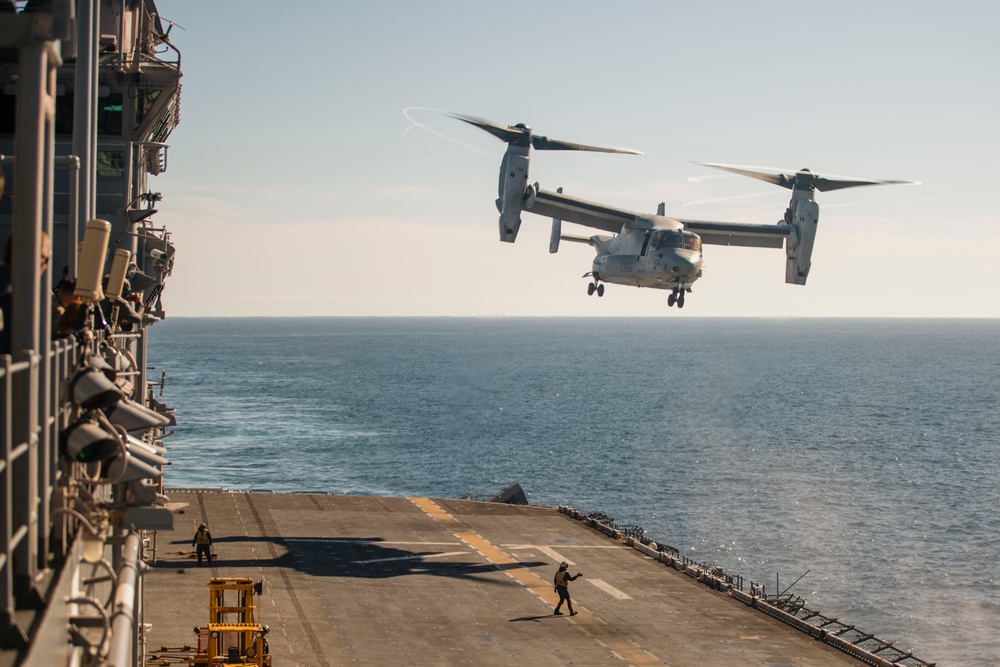 VMM-165 (Rein.) Offloads Marines, Aircraft From USS Boxer