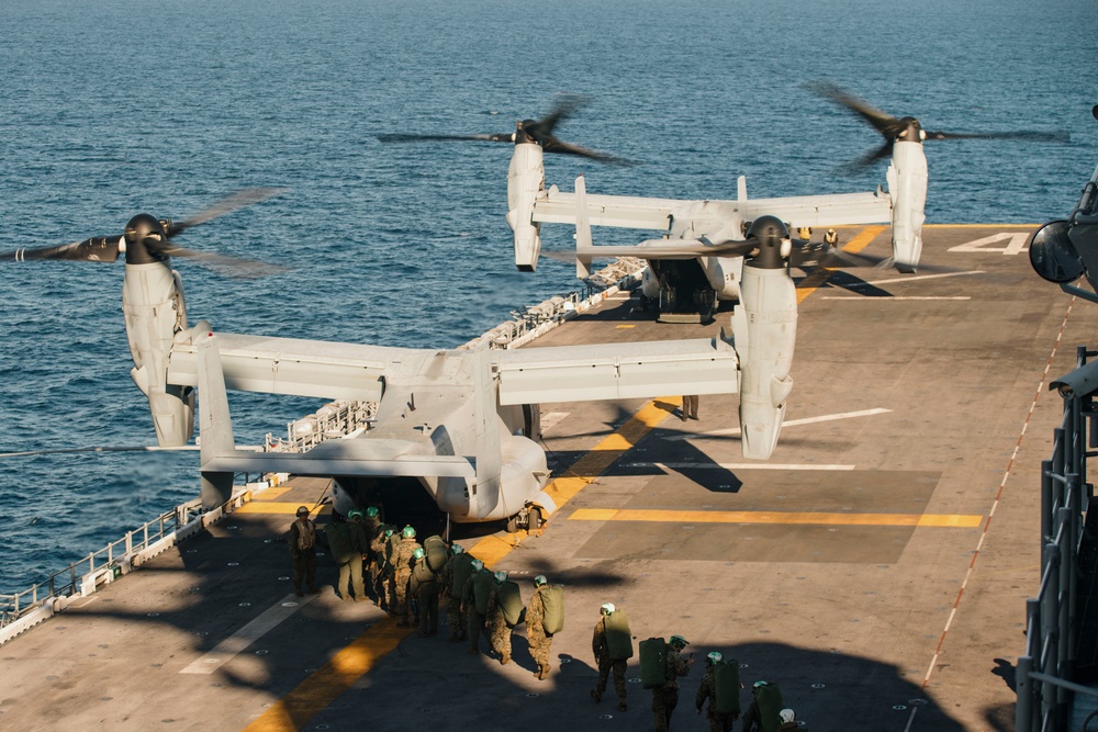 VMM-165 (Rein.) Offloads Marines, Aircraft From USS Boxer