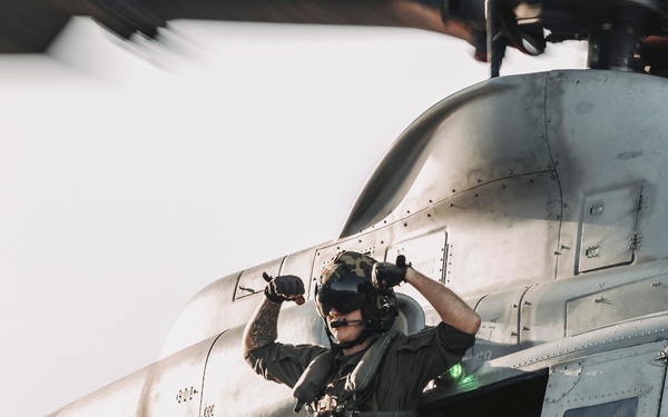 VMM-165 (Rein.) Offloads Marines, Aircraft From USS Boxer