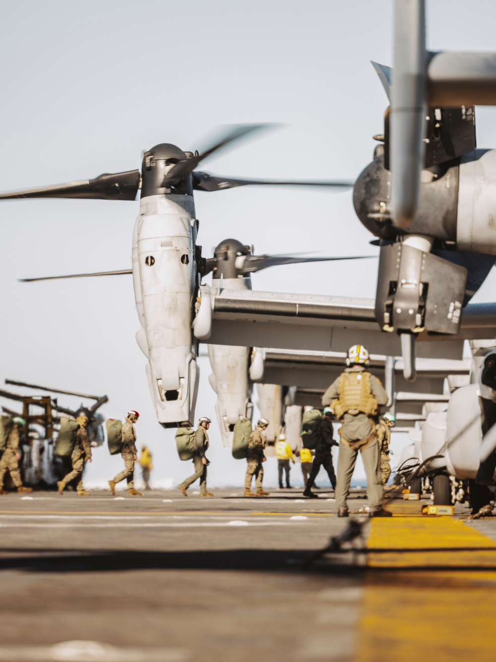 VMM-165 (Rein.) Offloads Marines, Aircraft From USS Boxer