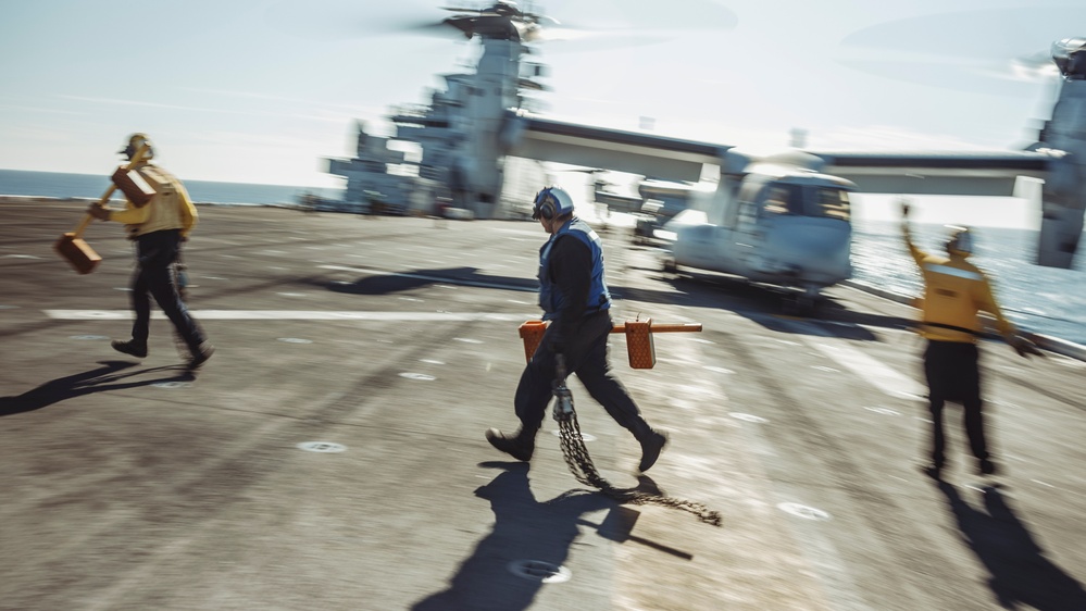 VMM-165 (Rein.) Offloads Marines, Aircraft From USS Boxer