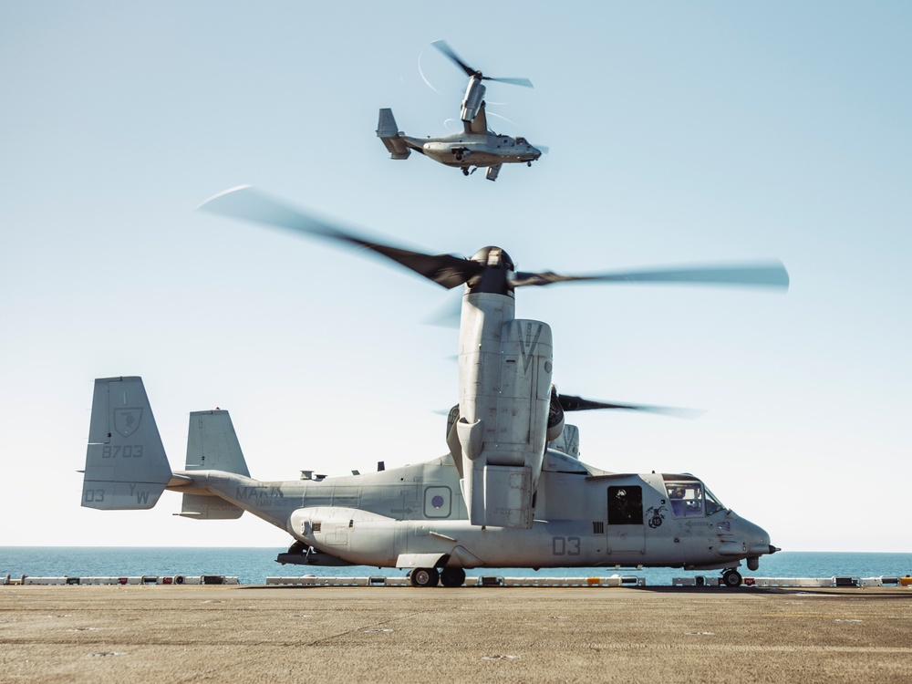 VMM-165 (Rein.) Offloads Marines, Aircraft From USS Boxer