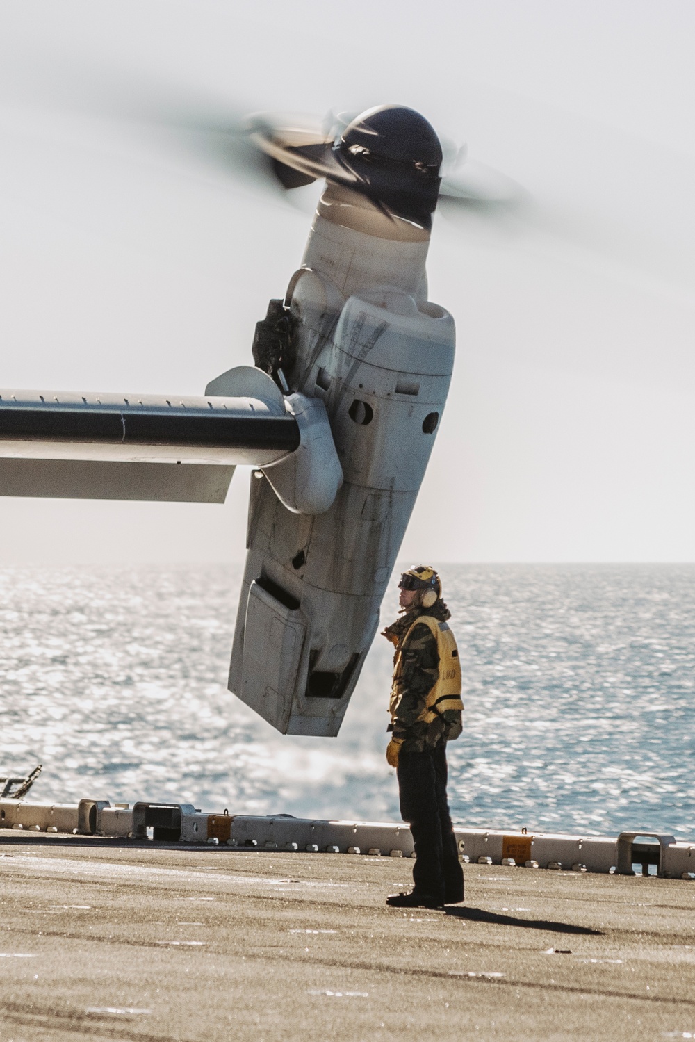 VMM-165 (Rein.) Offloads Marines, Aircraft From USS Boxer