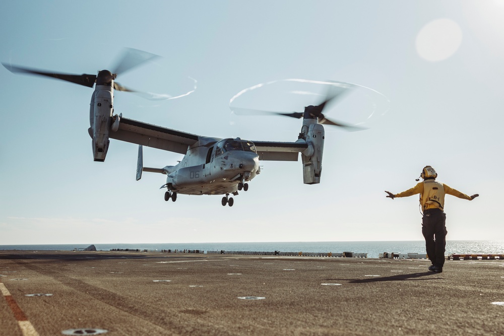 VMM-165 (Rein.) Offloads Marines, Aircraft From USS Boxer