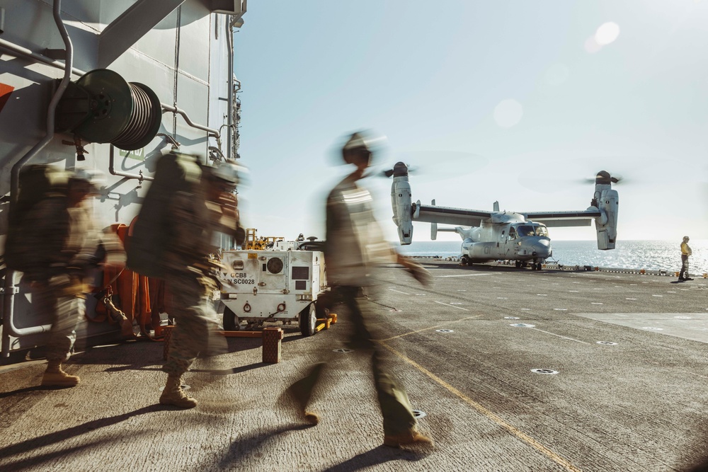 VMM-165 (Rein.) Offloads Marines, Aircraft From USS Boxer