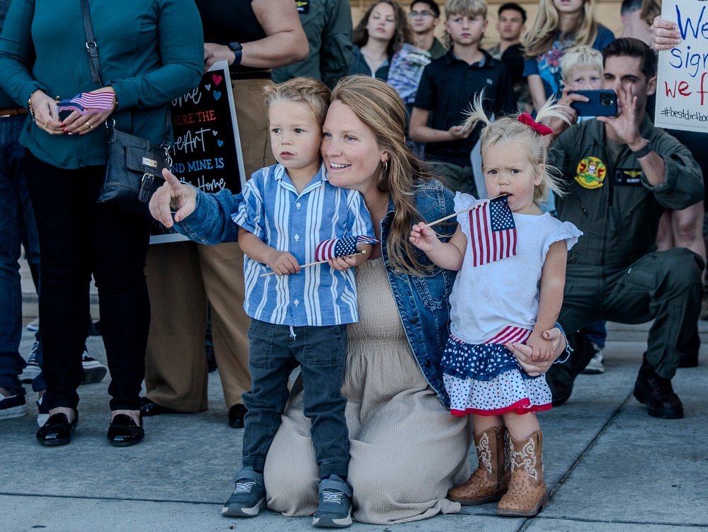 VMM-165 (Rein.) Arrives Home From Deployment