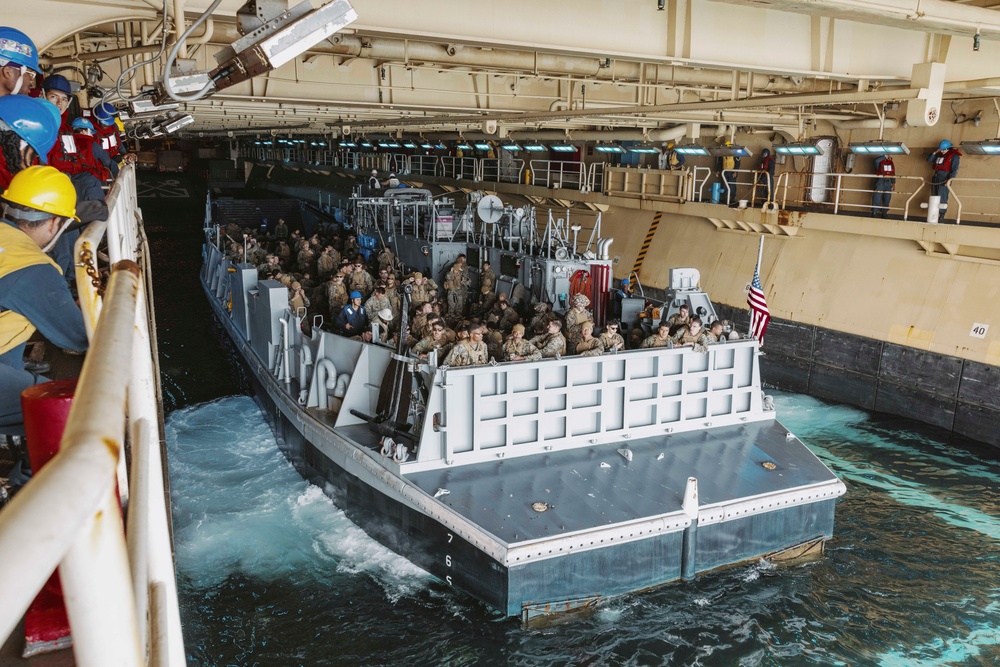 15th MEU Offloads USS Boxer