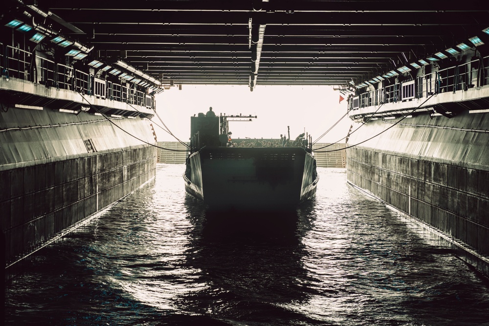 15th MEU Offloads USS Boxer