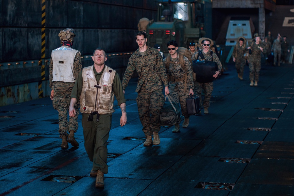 15th MEU Offloads USS Boxer