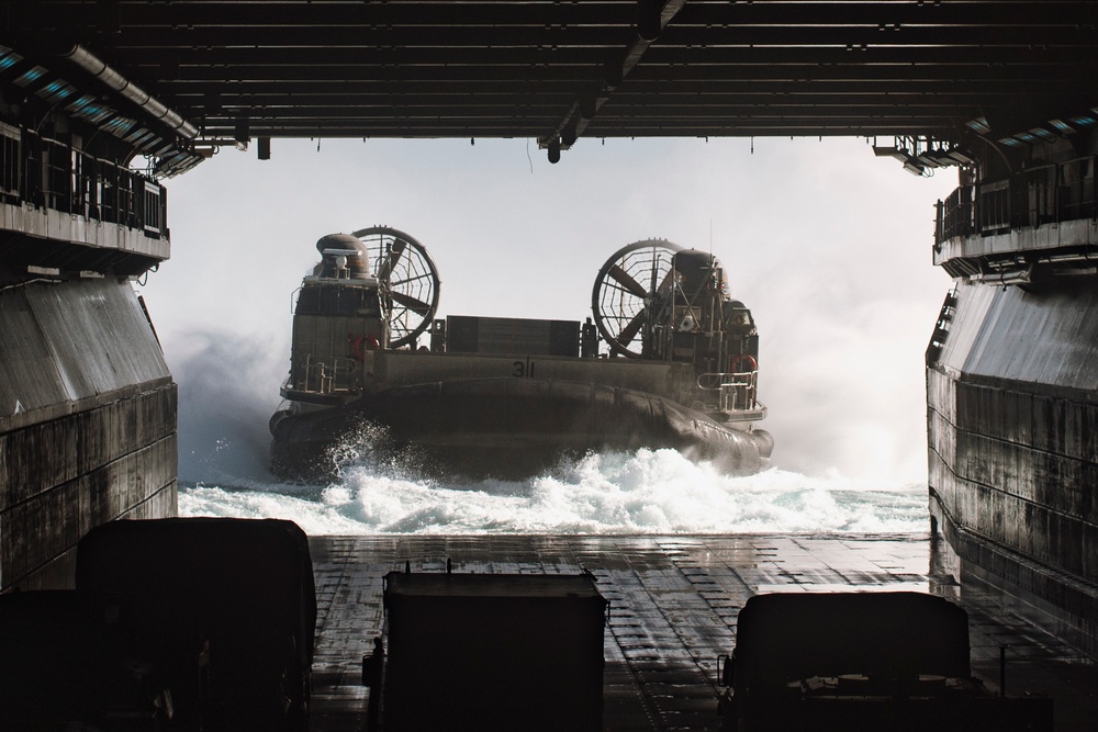 15th MEU Offloads USS Boxer