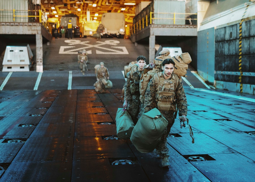 15th MEU Offloads USS Boxer