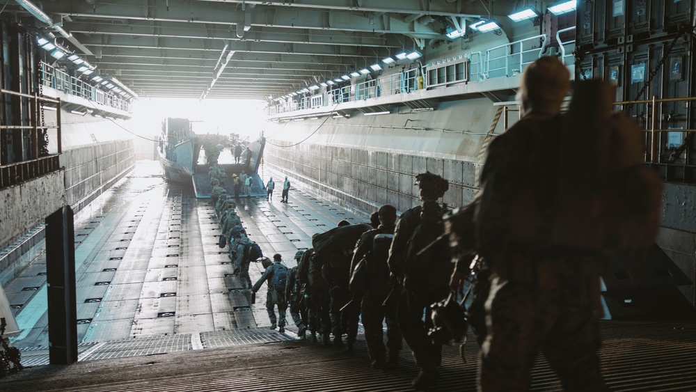 15th MEU Offloads USS Boxer