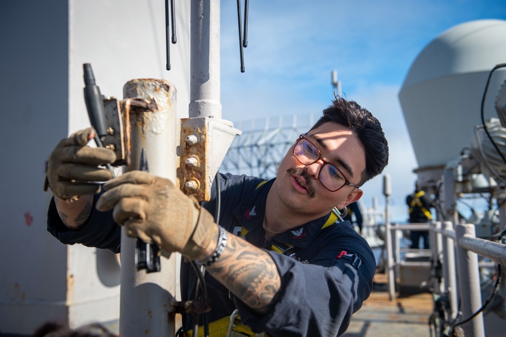 Sailors Work Aloft Aboard USS Carl Vinson (CVN 70)