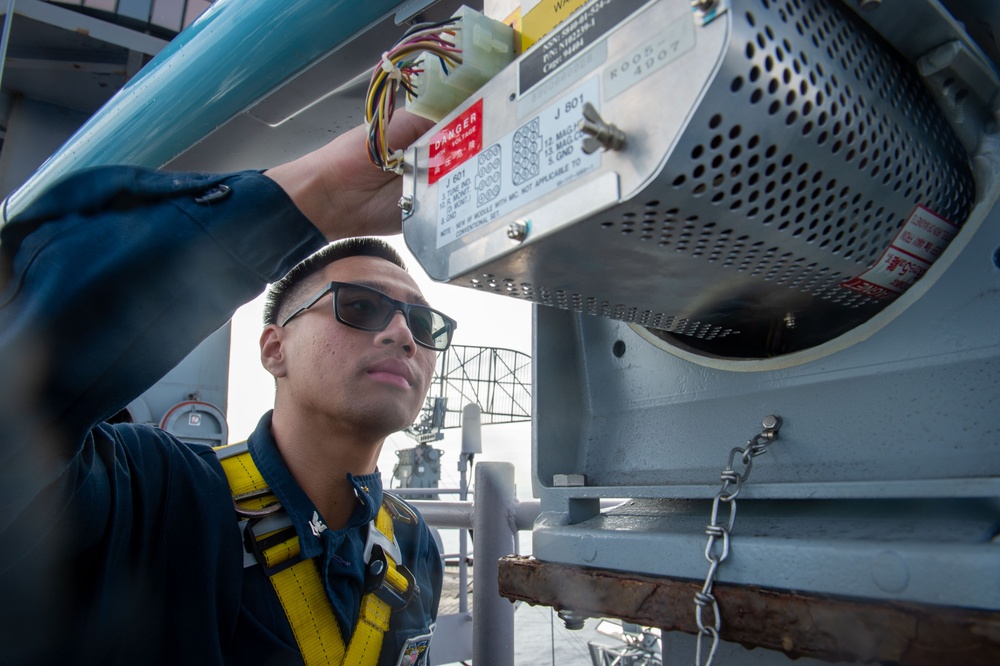 Sailors Work Aloft Aboard USS Carl Vinson (CVN 70)